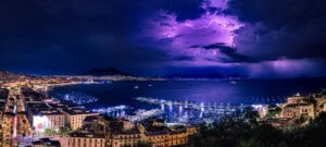 Spektakuläres Gewitter über dem Vesuv bei Nacht – Fine Art Fotografie aus Neapel als hochwertiger Kunstdruck.