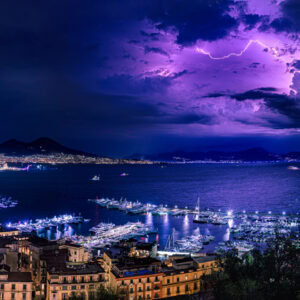 Spektakuläres Gewitter über dem Vesuv bei Nacht – Fine Art Fotografie aus Neapel als hochwertiger Kunstdruck.