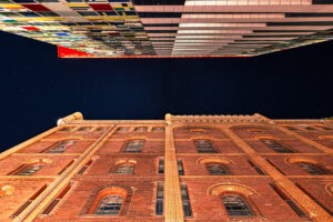 Fine Art Print des Düsseldorfer Medienhafens bei Nacht – historische Architektur mit Sternenhimmel als Kunstdruck