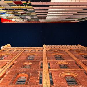 Fine Art Print des Düsseldorfer Medienhafens bei Nacht – historische Architektur mit Sternenhimmel als Kunstdruck