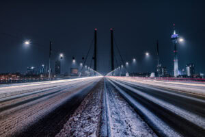 Winterliche Langzeitbelichtung der Rheinkniebrücke mit Lichtspuren – hochwertiger Fine Art Print aus Düsseldorf