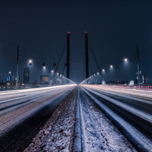Winterliche Langzeitbelichtung der Rheinkniebrücke mit Lichtspuren – hochwertiger Fine Art Print aus Düsseldorf