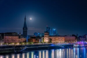 Düsseldorf bei Vollmond über der Altstadt – Fine Art Fotografie als hochwertiger Kunstdruck in nächtlicher Klarheit