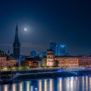 Düsseldorf bei Vollmond über der Altstadt – Fine Art Fotografie als hochwertiger Kunstdruck in nächtlicher Klarheit