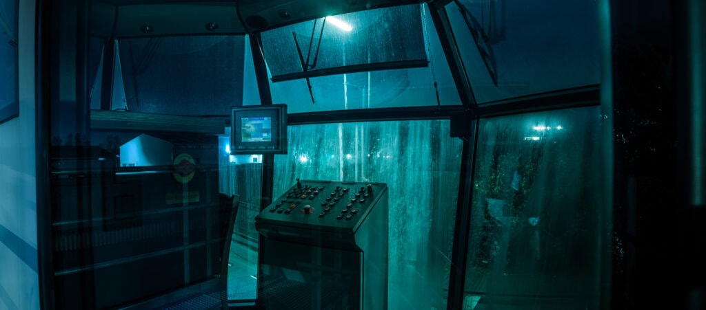 Hochwertiger Kunstdruck des verlassenen Steuerhauses im Düsseldorfer Hafen – Fine Art Fotografie mit düsterer Atmosphäre
