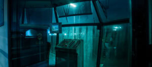 Hochwertiger Kunstdruck des verlassenen Steuerhauses im Düsseldorfer Hafen – Fine Art Fotografie mit düsterer Atmosphäre