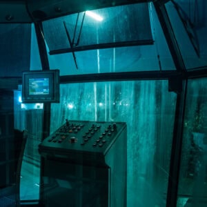 Hochwertiger Kunstdruck des verlassenen Steuerhauses im Düsseldorfer Hafen – Fine Art Fotografie mit düsterer Atmosphäre