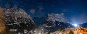 Fine Art Print des nächtlichen Alpenpanoramas mit Sternenspuren über Grindelwald – hochwertiger Kunstdruck der Schweizer Berge.