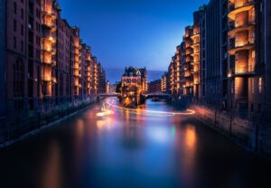 Fine Art Print der Hamburger Hafencity mit leuchtenden Lichtstreifen bei Nacht – hochwertiger Kunstdruck mit urbanem Flair.
