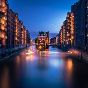 Fine Art Print der Hamburger Hafencity mit leuchtenden Lichtstreifen bei Nacht – hochwertiger Kunstdruck mit urbanem Flair.