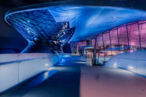 Futuristische Nachtaufnahme des BMW Museums in München als hochwertiger Fine Art Print – jetzt als exklusiver Kunstdruck entdecken.