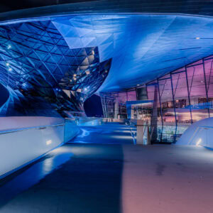 Futuristische Nachtaufnahme des BMW Museums in München als hochwertiger Fine Art Print – jetzt als exklusiver Kunstdruck entdecken.