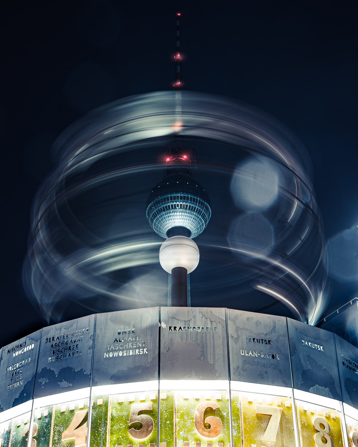 Fine-Art-Print Berliner Fernsehturm mit Weltzeituhr bei Nacht, kreative Langzeitbelichtung, erhältlich als hochwertiger Kunstdruck.