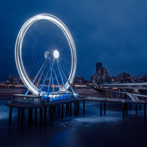 Fine-Art-Print Riesenrad am Pier von Den Haag, Niederlande, Langzeitbelichtung bei Nacht, erhältlich als hochwertiger Kunstdruck