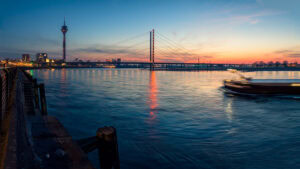 Rheinlandschaft in Düsseldorf mit Frachtschiff bei Sonnenuntergang – Fine Art Fotografie für Kunstdrucke mit Bewegung