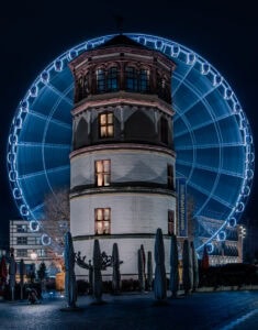 Fine Art Print vom Düsseldorfer Schlossturm mit beleuchtetem Riesenrad bei Nacht – hochwertiger Kunstdruck aus NRW