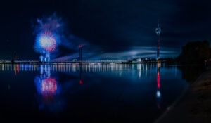 Feuerwerk über dem Rhein in Düsseldorf mit Spiegelung – Fine Art Print als spektakulärer Kunstdruck für die Wand
