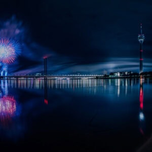 Feuerwerk über dem Rhein in Düsseldorf mit Spiegelung – Fine Art Print als spektakulärer Kunstdruck für die Wand