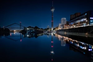 Nachtspiegelung am Medienhafen Düsseldorf – minimalistischer Fine Art Print mit architektonischer Eleganz