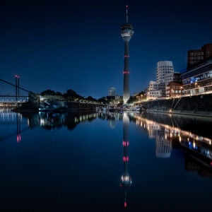 Nachtspiegelung am Medienhafen Düsseldorf – minimalistischer Fine Art Print mit architektonischer Eleganz