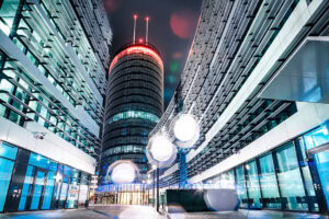 Futuristische Architektur des Vodafone Campus Düsseldorf bei Nacht – Fine Art Print mit kühlen Farben und Struktur.