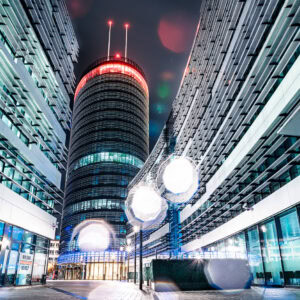 Futuristische Architektur des Vodafone Campus Düsseldorf bei Nacht – Fine Art Print mit kühlen Farben und Struktur.