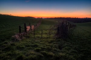 Fine-Art-Print Sonnenuntergang über grünen Feldern bei Erkrath, Naturlandschaft mit weitem Horizont, erhältlich als hochwertiger Kunstdruck