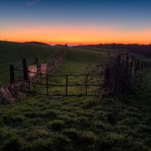 Fine-Art-Print Sonnenuntergang über grünen Feldern bei Erkrath, Naturlandschaft mit weitem Horizont, erhältlich als hochwertiger Kunstdruck