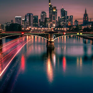Frankfurt Skyline bei Sonnenuntergang mit einzigartigen Lichtstreifen – als Fine Art Print oder hochwertiger Kunstdruck erhältlich.