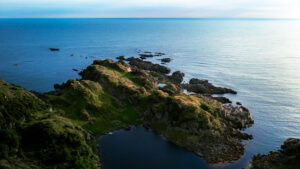Fine-Art-Print Drohnenaufnahme der felsigen Küstenlandschaft auf Hidra in Norwegen, erhältlich als hochwertiger Kunstdruck.
