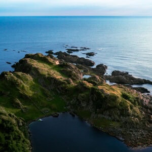 Fine-Art-Print Drohnenaufnahme der felsigen Küstenlandschaft auf Hidra in Norwegen, erhältlich als hochwertiger Kunstdruck.