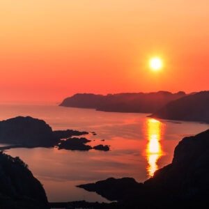 Fine-Art-Print einer Sonnenuntergangs-Luftaufnahme der Insel Hidra in Norwegen mit warmem Licht, erhältlich als hochwertiger Kunstdruck