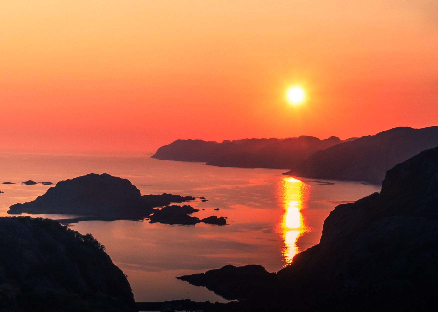 Fine-Art-Print einer Sonnenuntergangs-Luftaufnahme der Insel Hidra in Norwegen mit warmem Licht, erhältlich als hochwertiger Kunstdruck