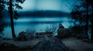 Fine-Art-Print des Hintersees in Bayern in mystischer Stimmung zur blauen Stunde, erhältlich als hochwertiger Kunstdruck.