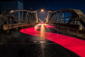 Fine-Art-Print Drehbrücke Krefeld bei Nacht mit einzigartigen LED-Lichtspuren und innovativer Lichtmalerei, erhältlich als hochwertiger Kunstdruck.