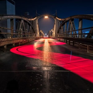 Fine-Art-Print Drehbrücke Krefeld bei Nacht mit einzigartigen LED-Lichtspuren und innovativer Lichtmalerei, erhältlich als hochwertiger Kunstdruck.