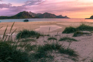 Fine-Art-Print eines farbenprächtigen Sonnenuntergangs am Hauklandstrand, Lofoten, Norwegen, erhältlich als hochwertiger Kunstdruck
