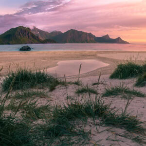 Fine-Art-Print eines farbenprächtigen Sonnenuntergangs am Hauklandstrand, Lofoten, Norwegen, erhältlich als hochwertiger Kunstdruck