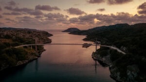 Fine Art Print einer Drohnenaufnahme bei Sonnenuntergang über Brücke in Lyngdal Norwegen – hochwertiger Kunstdruck mit nordischer Stimmung