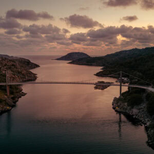 Fine Art Print einer Drohnenaufnahme bei Sonnenuntergang über Brücke in Lyngdal Norwegen – hochwertiger Kunstdruck mit nordischer Stimmung