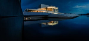Fine-Art-Print Opernhaus Oslo bei Nacht mit Spiegelung im Wasser und futuristischer Architektur, erhältlich als hochwertiger Kunstdruck.
