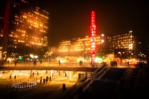 Fine-Art-Print Stockholm Centralen mit Lichtskulptur und goldener Winterstimmung bei Nacht, erhältlich als hochwertiger Kunstdruck.