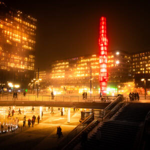 Fine-Art-Print Stockholm Centralen mit Lichtskulptur und goldener Winterstimmung bei Nacht, erhältlich als hochwertiger Kunstdruck.