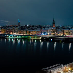 Fine-Art-Print nächtliches Stadtpanorama Stockholm im Winter mit leuchtender Skyline und Spiegelung, erhältlich als hochwertiger Kunstdruck.
