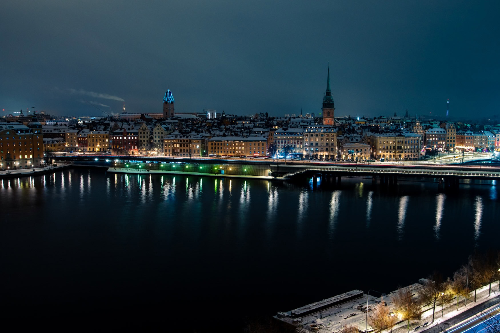 Fine-Art-Print nächtliches Stadtpanorama Stockholm im Winter mit leuchtender Skyline und Spiegelung, erhältlich als hochwertiger Kunstdruck.