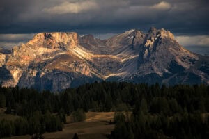 Fine-Art-Print dramatische Bergszenerie der Dolomiten in Südtirol, stimmungsvolles Lichtspiel, erhältlich als hochwertiger Kunstdruck