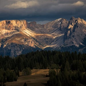 Fine-Art-Print dramatische Bergszenerie der Dolomiten in Südtirol, stimmungsvolles Lichtspiel, erhältlich als hochwertiger Kunstdruck