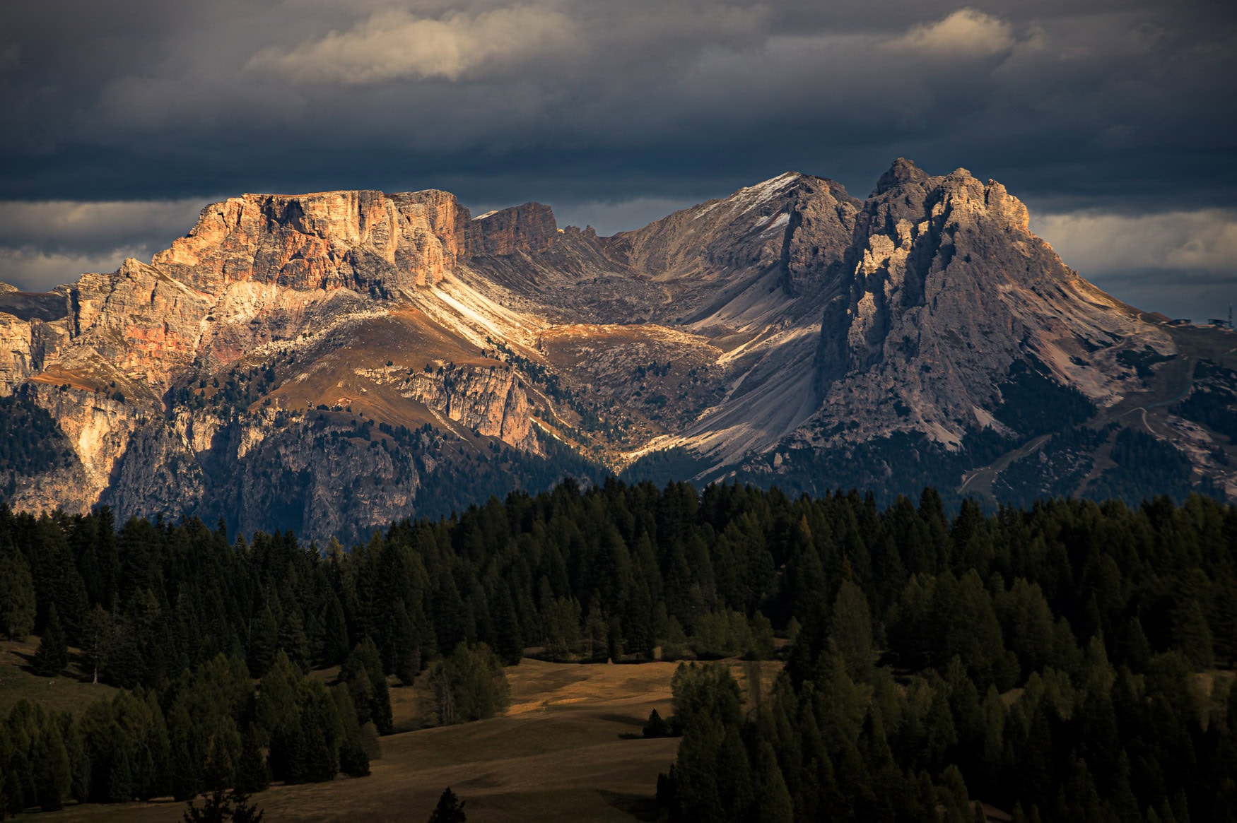 Fine-Art-Print dramatische Bergszenerie der Dolomiten in Südtirol, stimmungsvolles Lichtspiel, erhältlich als hochwertiger Kunstdruck