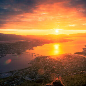 Fine-Art-Print Mitternachtssonne über Tromsø, Norwegen, mit Panoramablick auf Stadt und Fjord, erhältlich als hochwertiger Kunstdruck.