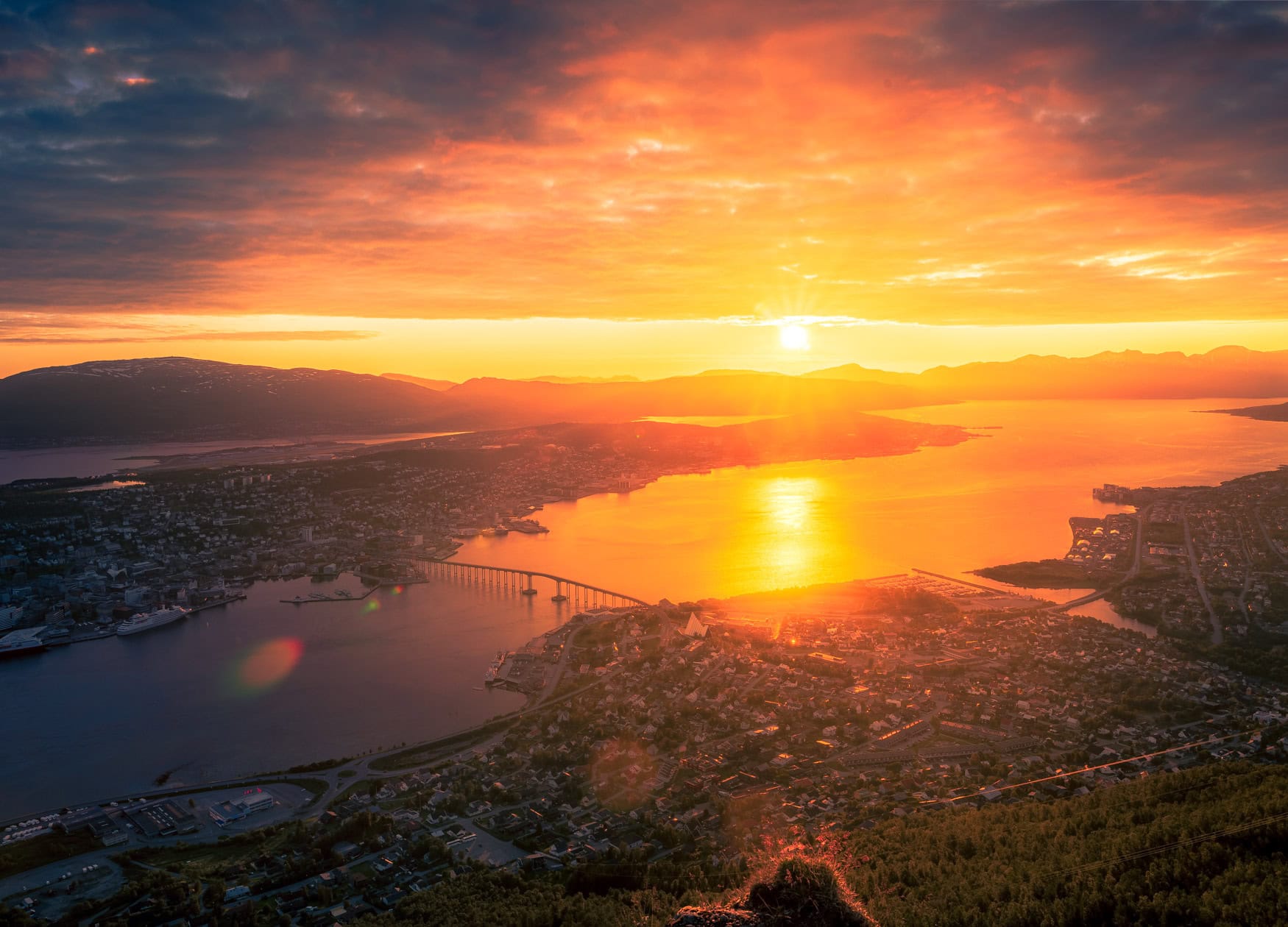 Fine-Art-Print Mitternachtssonne über Tromsø, Norwegen, mit Panoramablick auf Stadt und Fjord, erhältlich als hochwertiger Kunstdruck.
